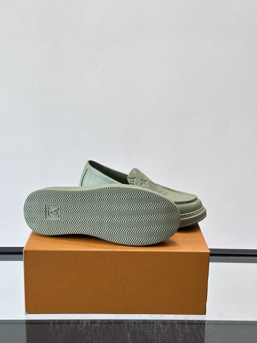 👟LV厚底乐福鞋，优质皮革+经典Monogram压纹，低调又有辨识度✨。厚底设计悄悄增高，穿着舒适，日常