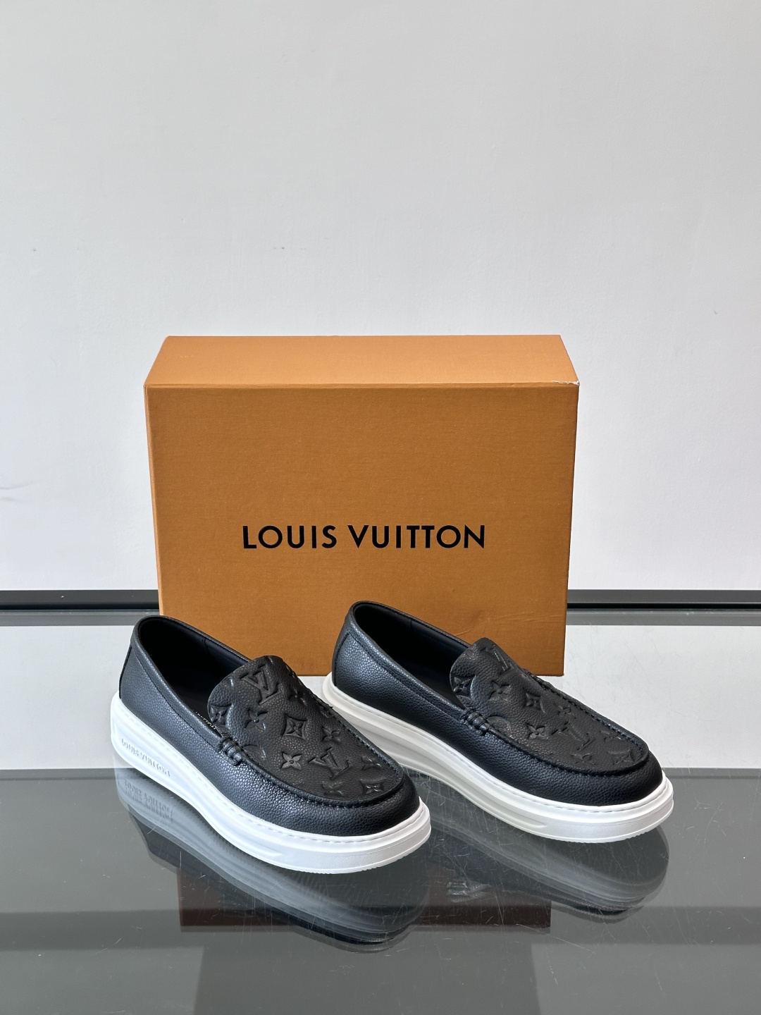 👟LV厚底乐福鞋，优质皮革+经典Monogram压纹，低调又有辨识度✨。厚底设计悄悄增高，穿着舒适，日常