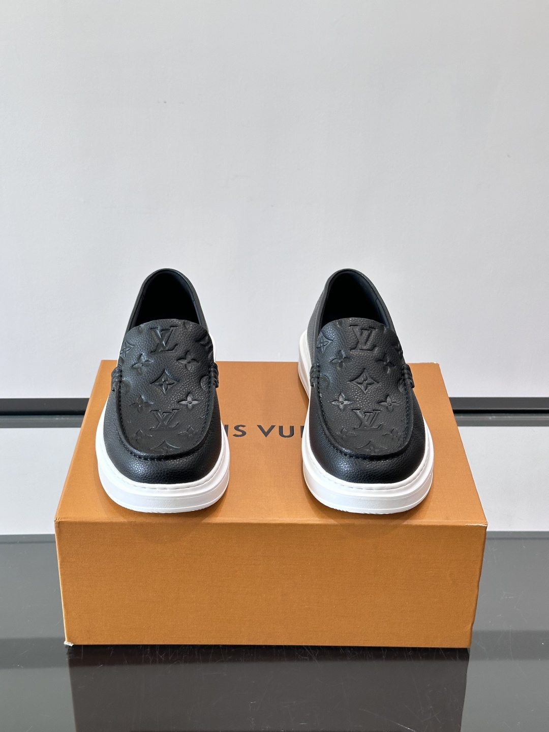 👟LV厚底乐福鞋，优质皮革+经典Monogram压纹，低调又有辨识度✨。厚底设计悄悄增高，穿着舒适，日常
