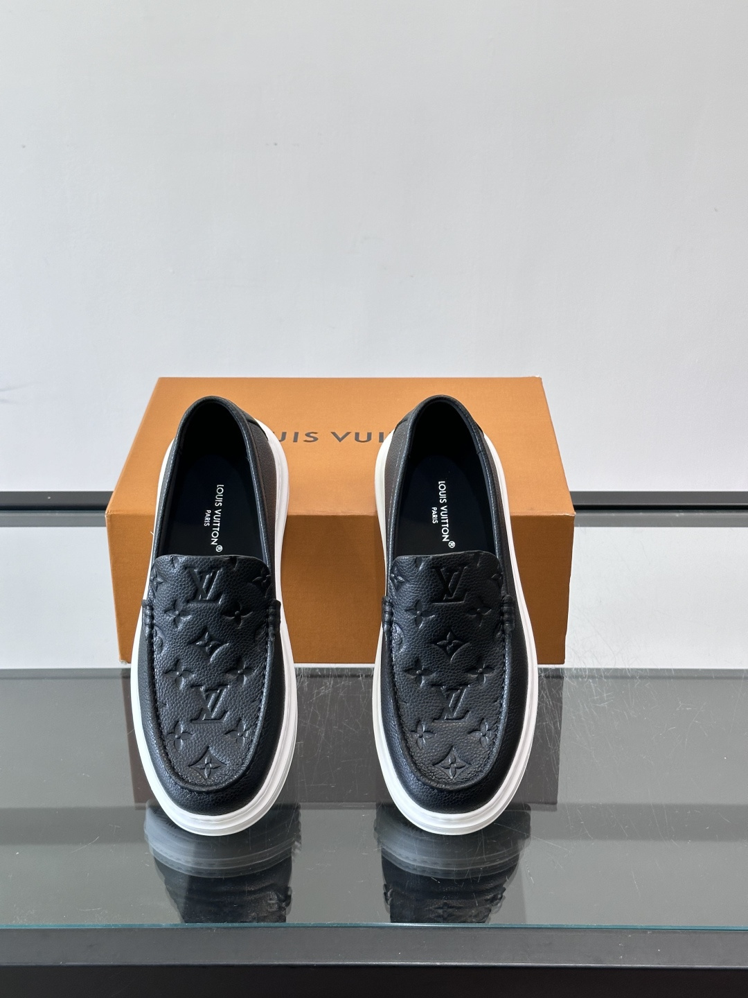 👟LV厚底乐福鞋，优质皮革+经典Monogram压纹，低调又有辨识度✨。厚底设计悄悄增高，穿着舒适，日常