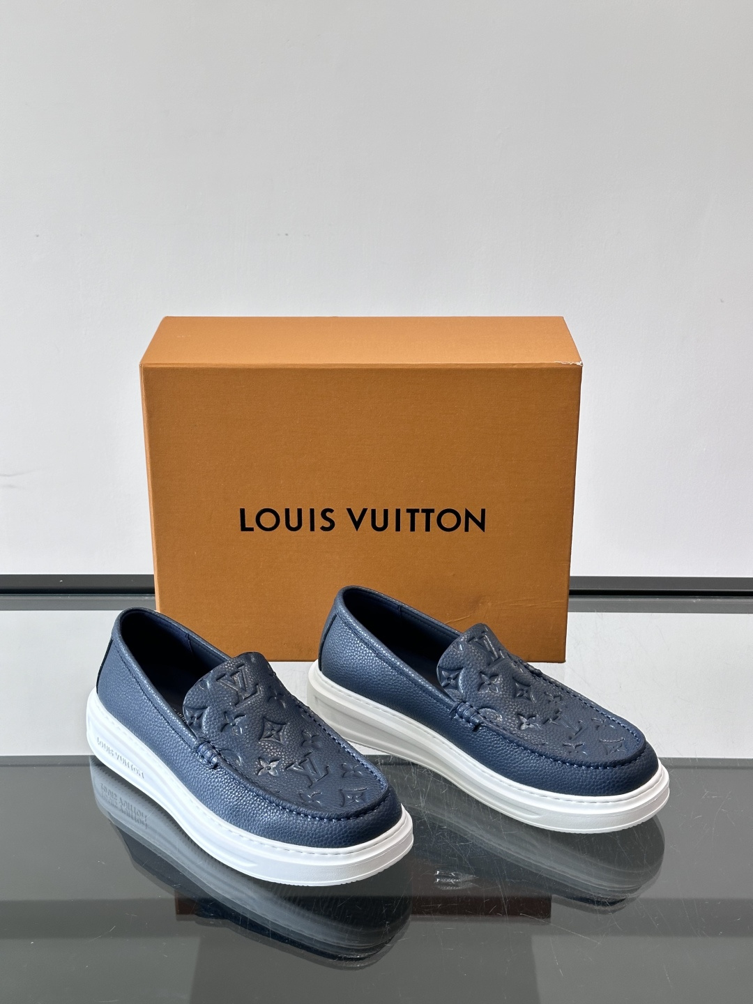 👟LV厚底乐福鞋，优质皮革+经典Monogram压纹，低调又有辨识度✨。厚底设计悄悄增高，穿着舒适，日常