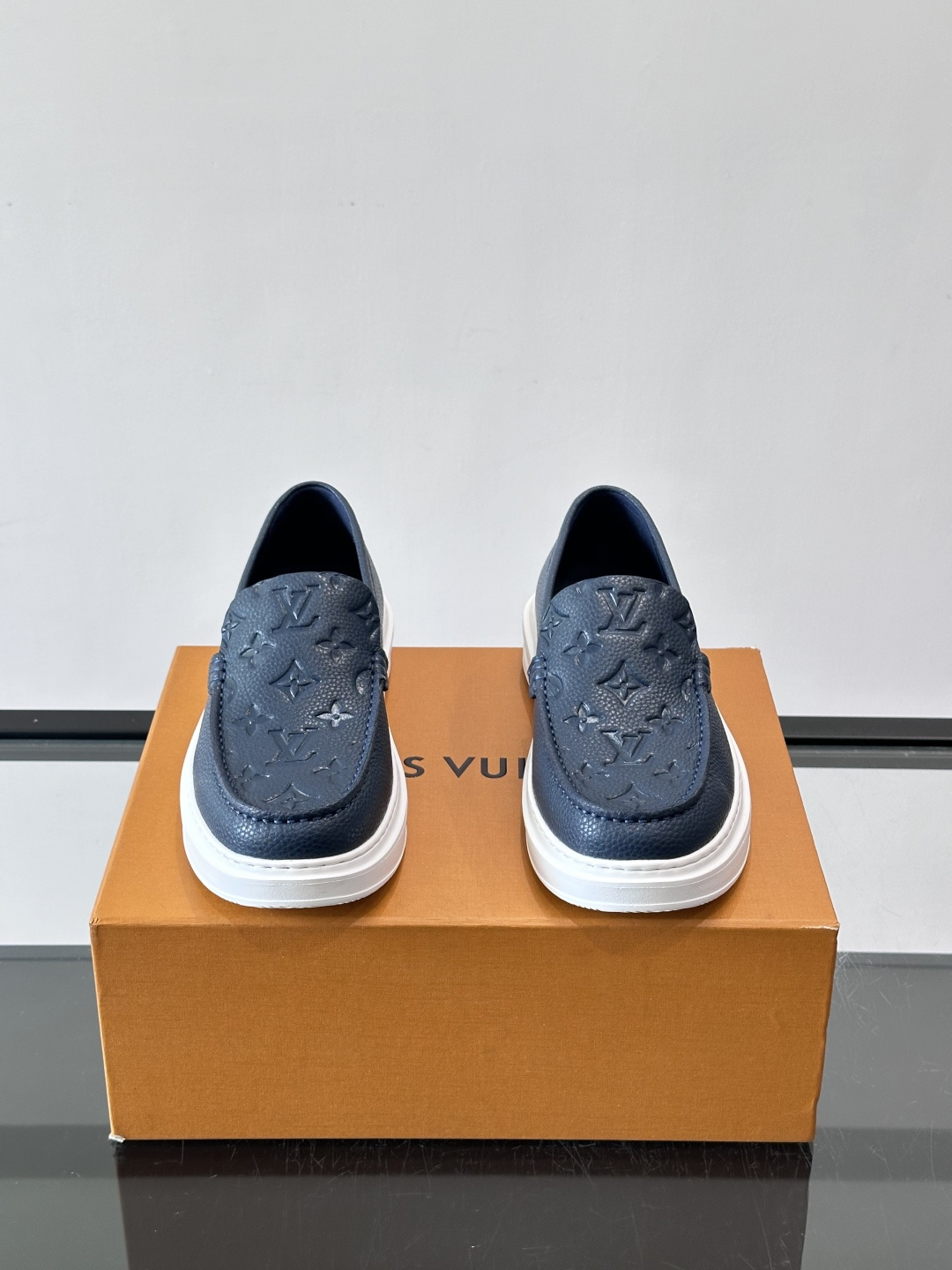 👟LV厚底乐福鞋，优质皮革+经典Monogram压纹，低调又有辨识度✨。厚底设计悄悄增高，穿着舒适，日常