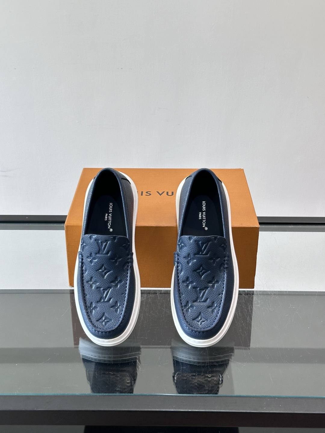 👟LV厚底乐福鞋，优质皮革+经典Monogram压纹，低调又有辨识度✨。厚底设计悄悄增高，穿着舒适，日常
