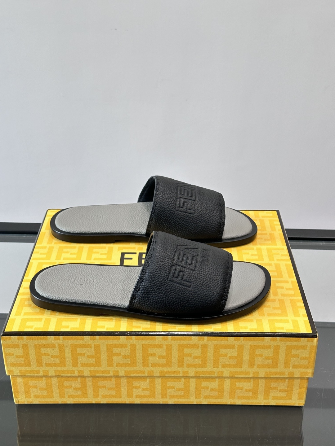🖤Fendi皮革拖鞋，鞋面压印“FENDI ROMA”标志，品牌感满满！优质皮革+细腻纹理，柔软又耐穿，