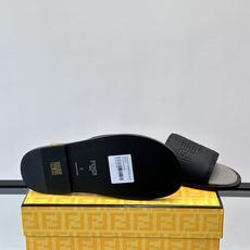 🖤Fendi皮革拖鞋,鞋面压印“FENDI ROMA”标志,品牌感满满!优质皮革+细腻纹理,柔软又耐穿, 🖤Fendi皮革拖鞋,鞋面压印“FENDI ROMA”标志,品牌感满满!优质皮革+细腻纹理,柔软又耐穿,