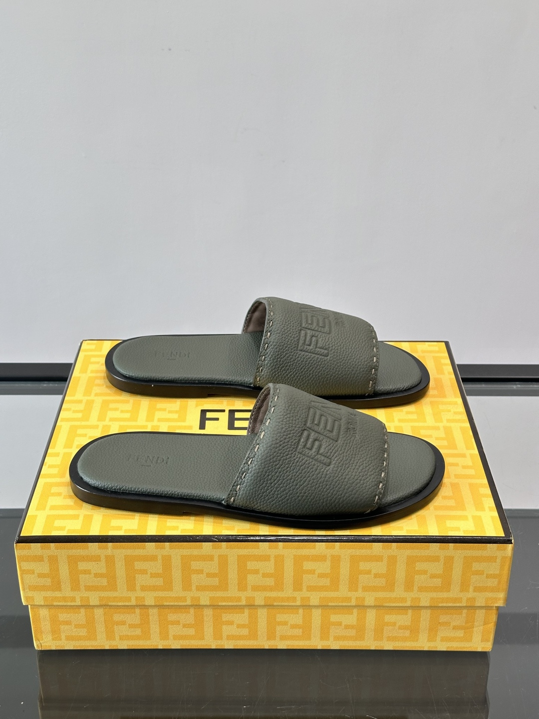🖤Fendi皮革拖鞋，鞋面压印“FENDI ROMA”标志，品牌感满满！优质皮革+细腻纹理，柔软又耐穿，