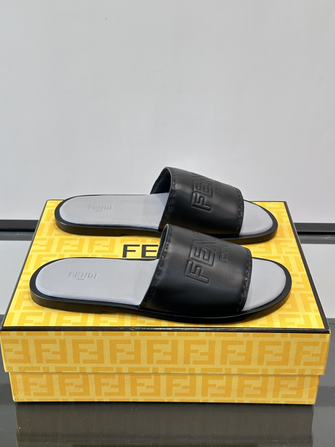 🖤Fendi皮革拖鞋，鞋面压印“FENDI ROMA”标志，品牌感满满！优质皮革+细腻纹理，柔软又耐穿，