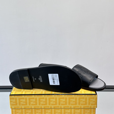 🖤Fendi皮革拖鞋,鞋面压印“FENDI ROMA”标志,品牌感满满!优质皮革+细腻纹理,柔软又耐穿, 🖤Fendi皮革拖鞋,鞋面压印“FENDI ROMA”标志,品牌感满满!优质皮革+细腻纹理,柔软又耐穿,