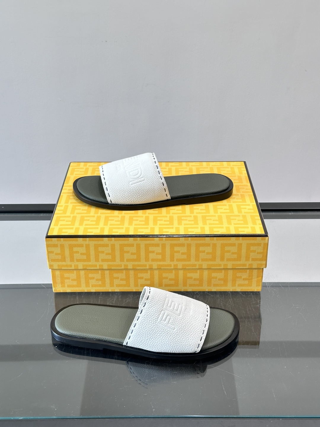 🖤Fendi皮革拖鞋，鞋面压印“FENDI ROMA”标志，品牌感满满！优质皮革+细腻纹理，柔软又耐穿，