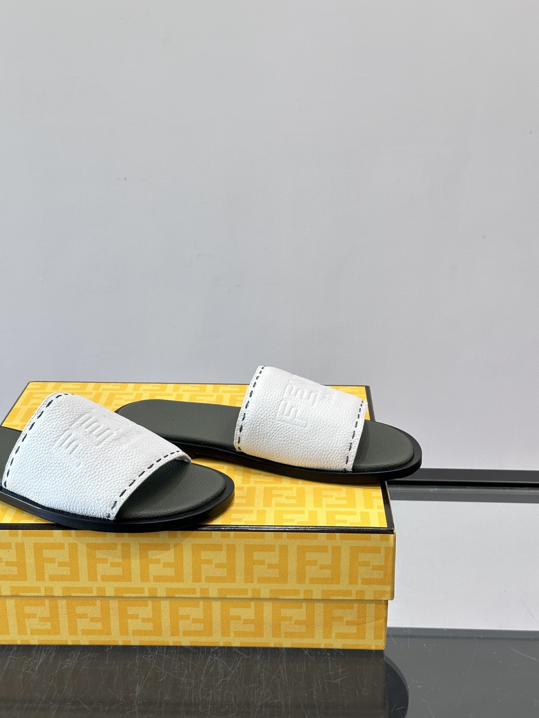 🖤Fendi皮革拖鞋，鞋面压印“FENDI ROMA”标志，品牌感满满！优质皮革+细腻纹理，柔软又耐穿，