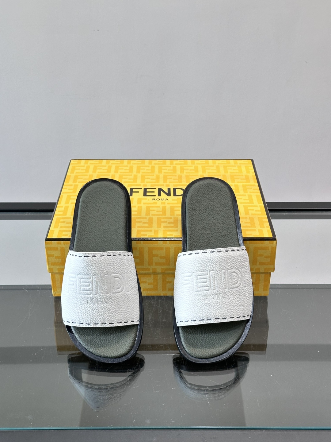 🖤Fendi皮革拖鞋，鞋面压印“FENDI ROMA”标志，品牌感满满！优质皮革+细腻纹理，柔软又耐穿，