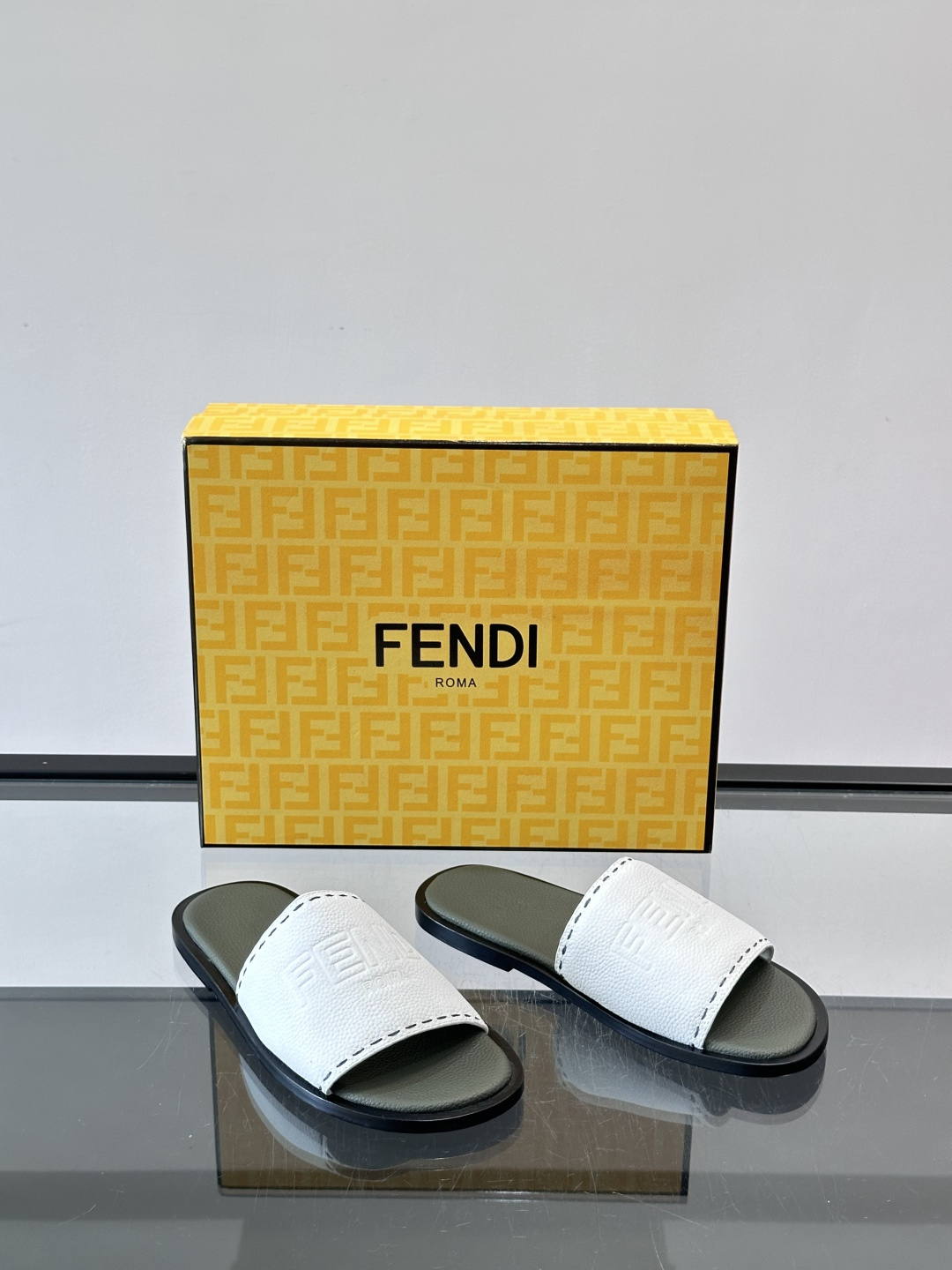 🖤Fendi皮革拖鞋，鞋面压印“FENDI ROMA”标志，品牌感满满！优质皮革+细腻纹理，柔软又耐穿，