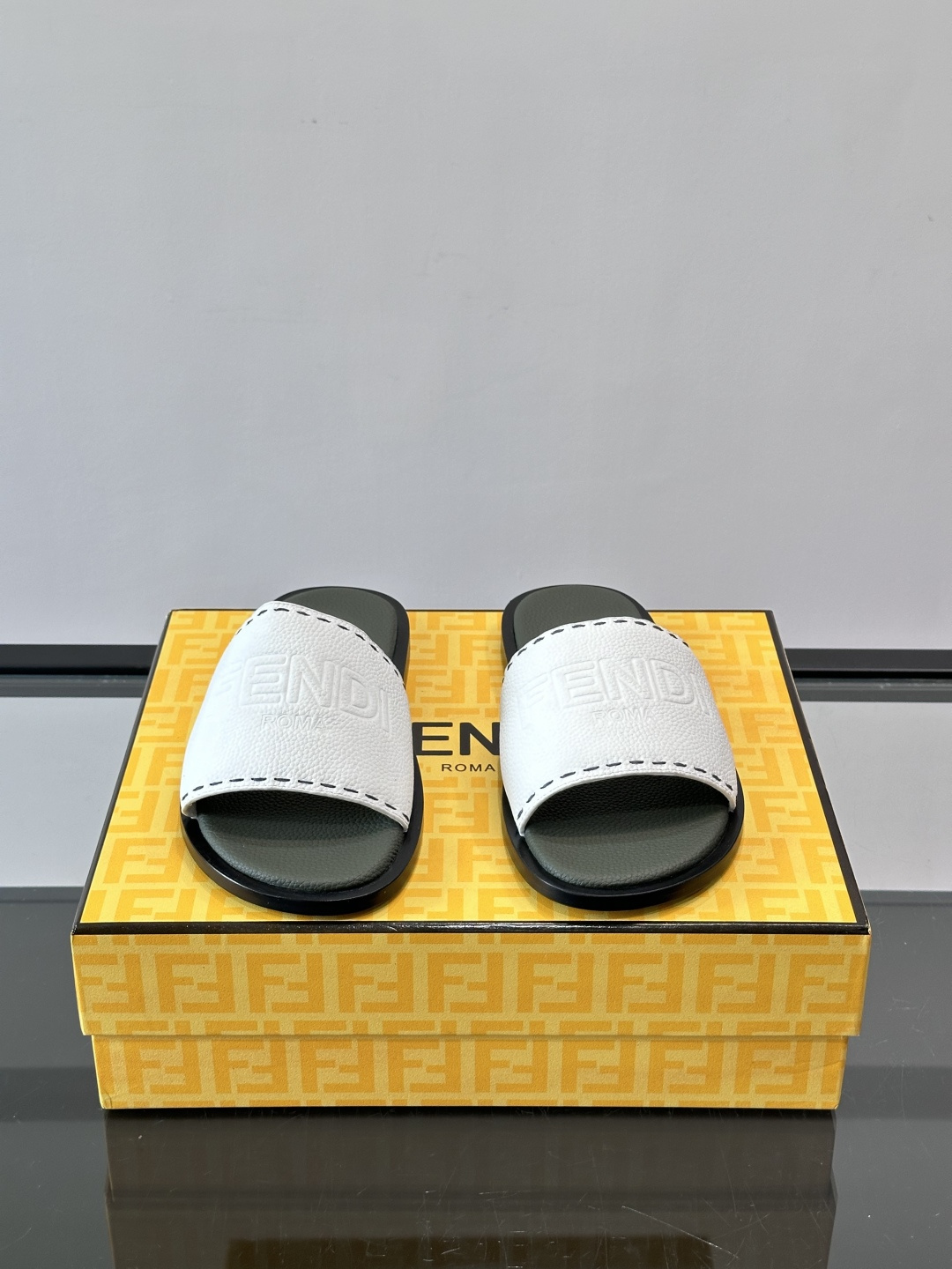 🖤Fendi皮革拖鞋，鞋面压印“FENDI ROMA”标志，品牌感满满！优质皮革+细腻纹理，柔软又耐穿，