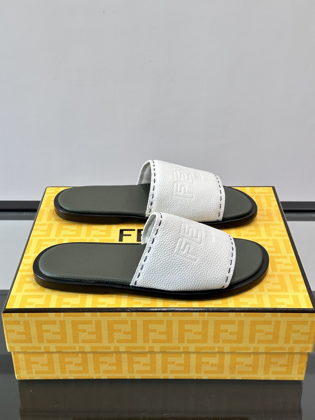 🖤Fendi皮革拖鞋，鞋面压印“FENDI ROMA”标志，品牌感满满！优质皮革+细腻纹理，柔软又耐穿，