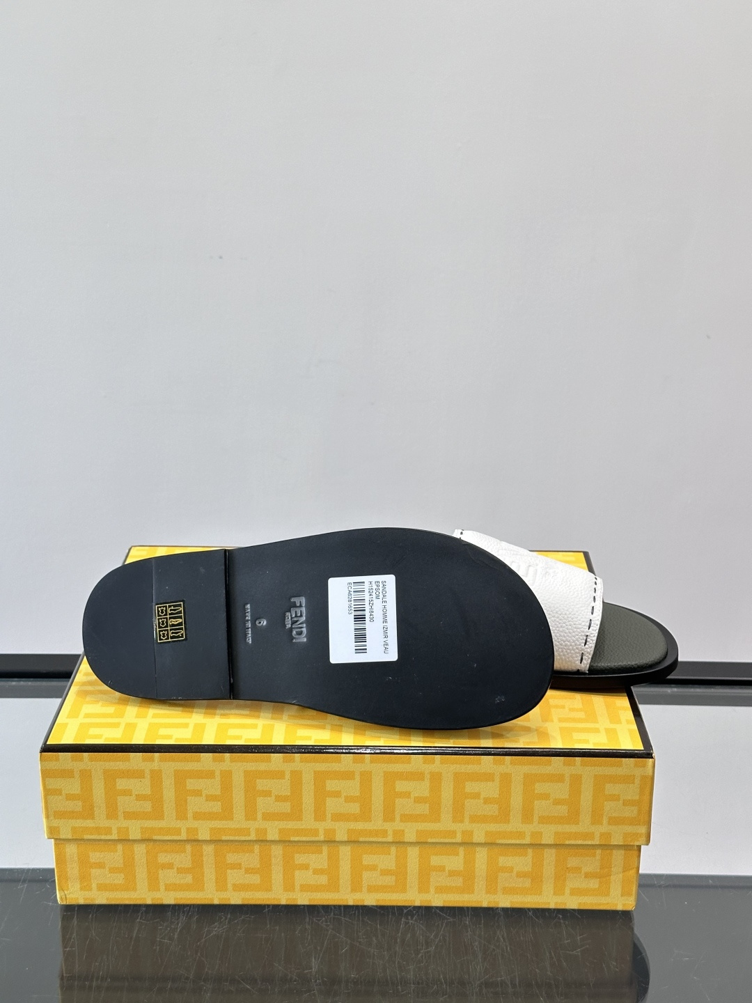 🖤Fendi皮革拖鞋，鞋面压印“FENDI ROMA”标志，品牌感满满！优质皮革+细腻纹理，柔软又耐穿，