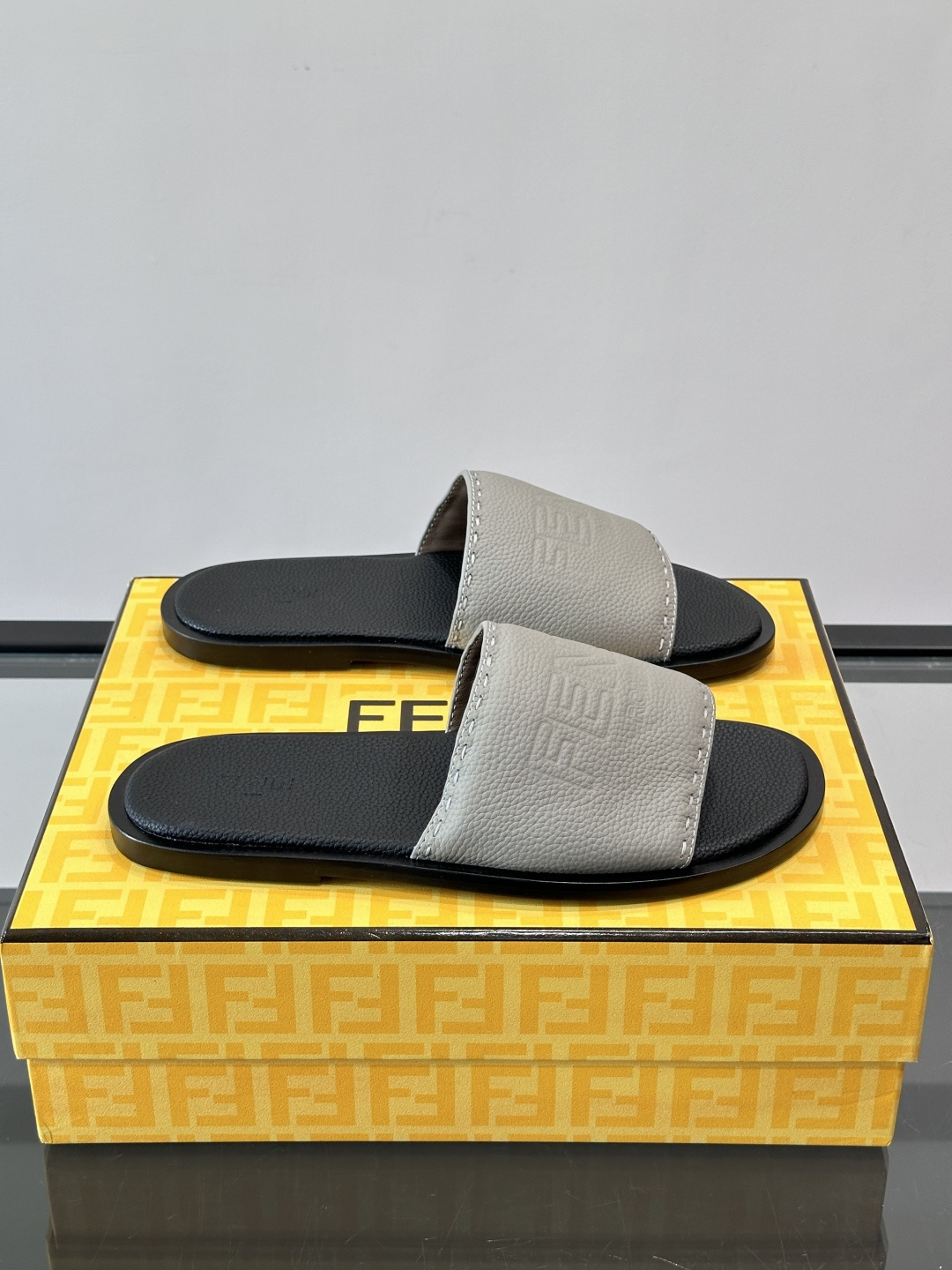 🖤Fendi皮革拖鞋，鞋面压印“FENDI ROMA”标志，品牌感满满！优质皮革+细腻纹理，柔软又耐穿，
