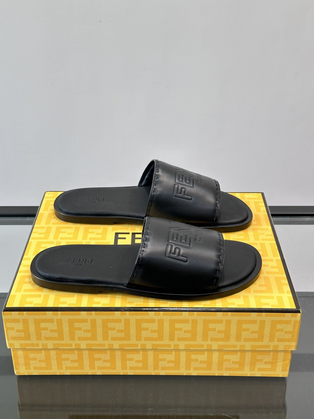 🖤Fendi皮革拖鞋，鞋面压印“FENDI ROMA”标志，品牌感满满！优质皮革+细腻纹理，柔软又耐穿，