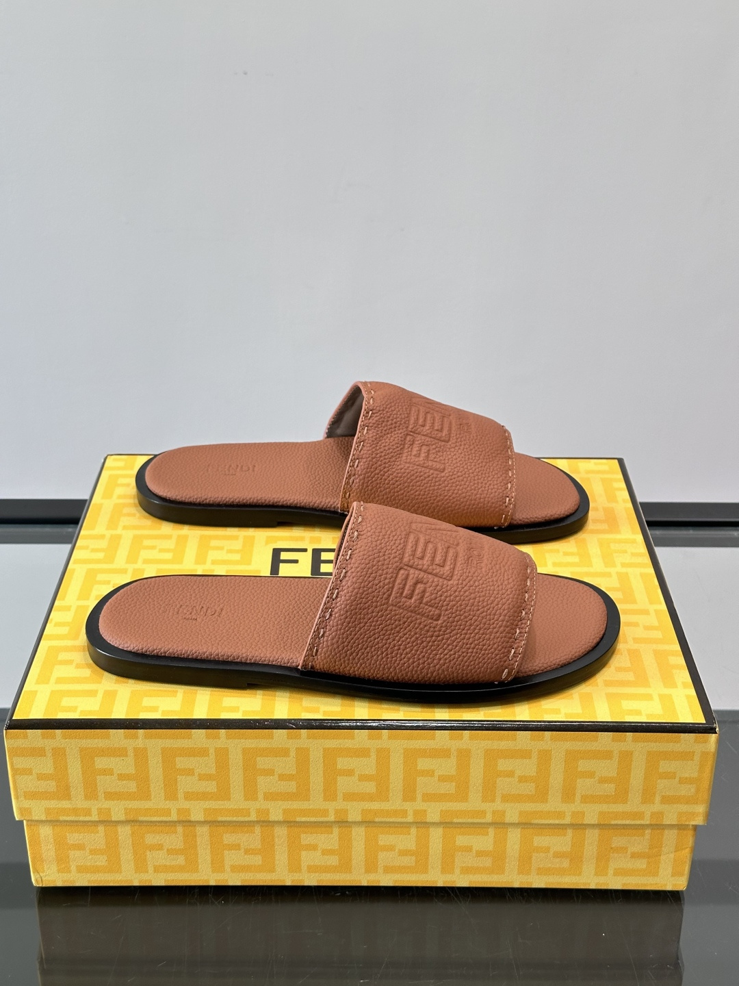 🖤Fendi皮革拖鞋，鞋面压印“FENDI ROMA”标志，品牌感满满！优质皮革+细腻纹理，柔软又耐穿，