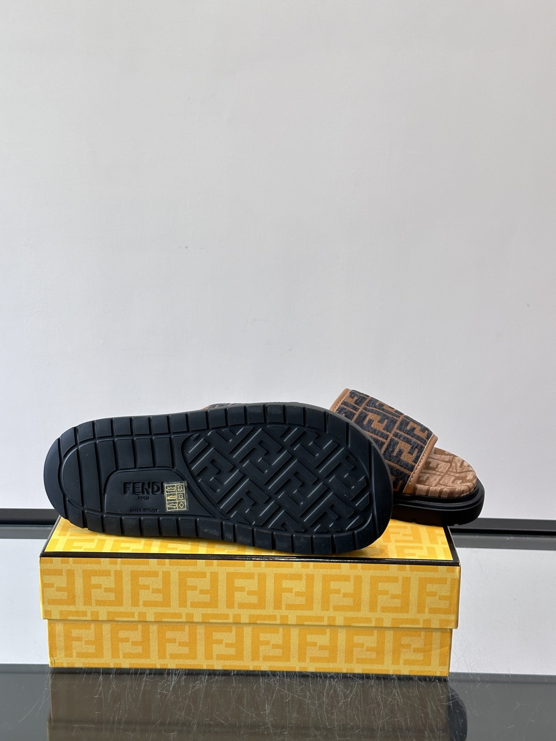 ✨Fendi FF图案拖鞋，经典FF标志设计，品牌辨识度超高！鞋面采用织物材质，低调配色，舒适又时髦。黑
