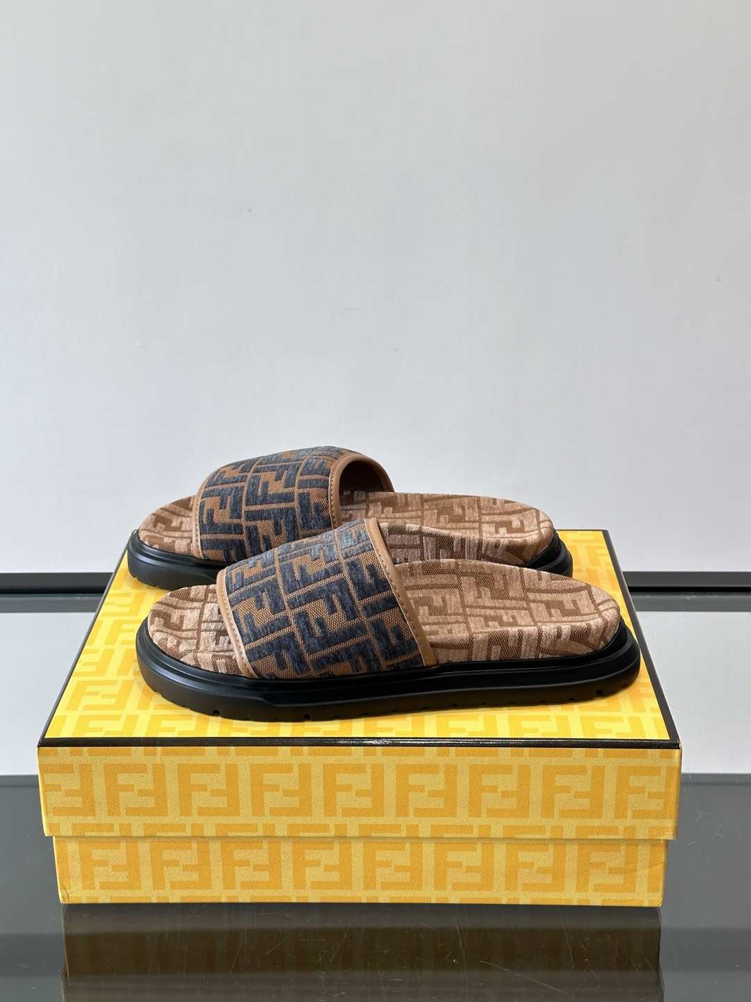 ✨Fendi FF图案拖鞋，经典FF标志设计，品牌辨识度超高！鞋面采用织物材质，低调配色，舒适又时髦。黑