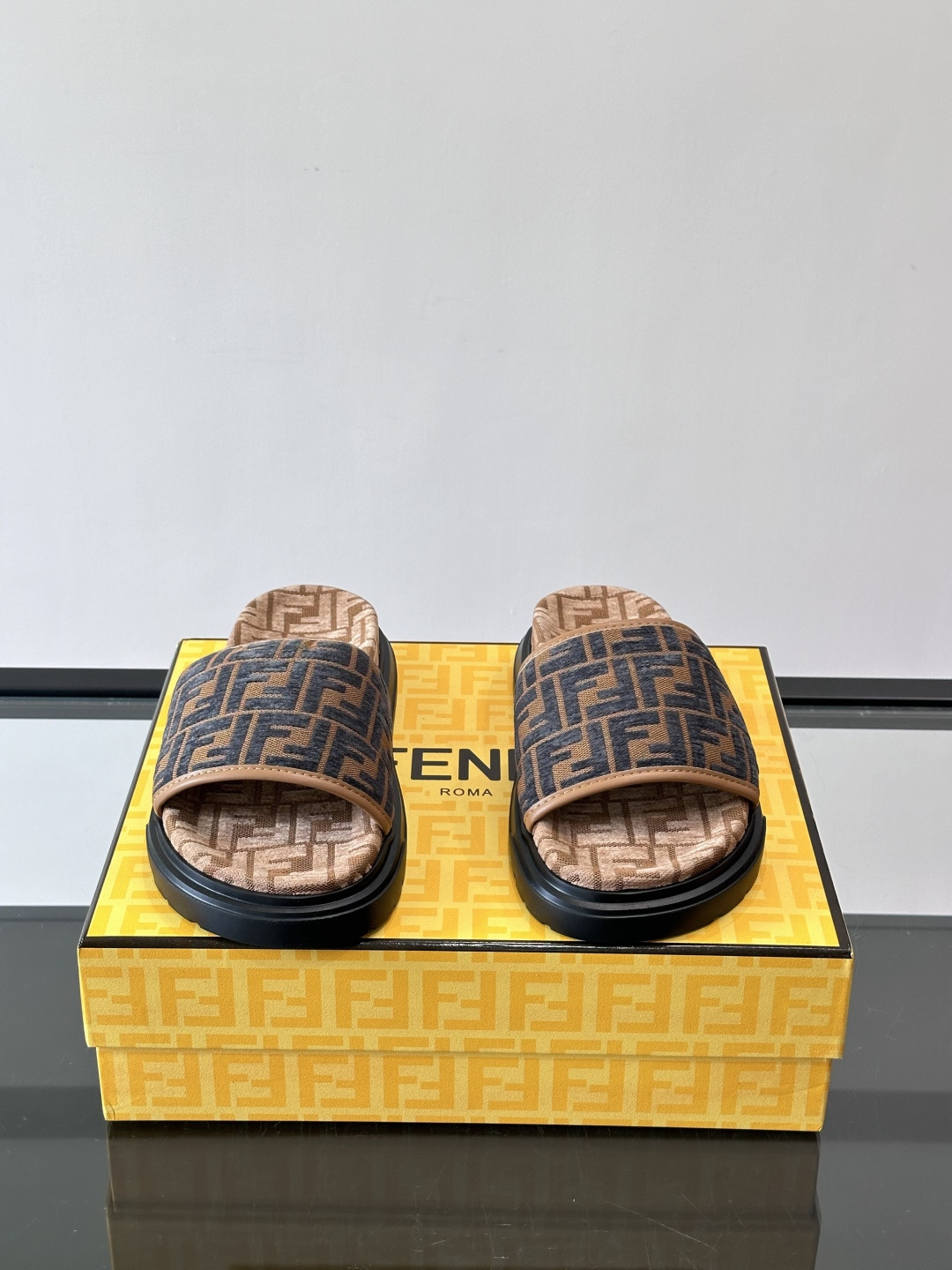 ✨Fendi FF图案拖鞋，经典FF标志设计，品牌辨识度超高！鞋面采用织物材质，低调配色，舒适又时髦。黑