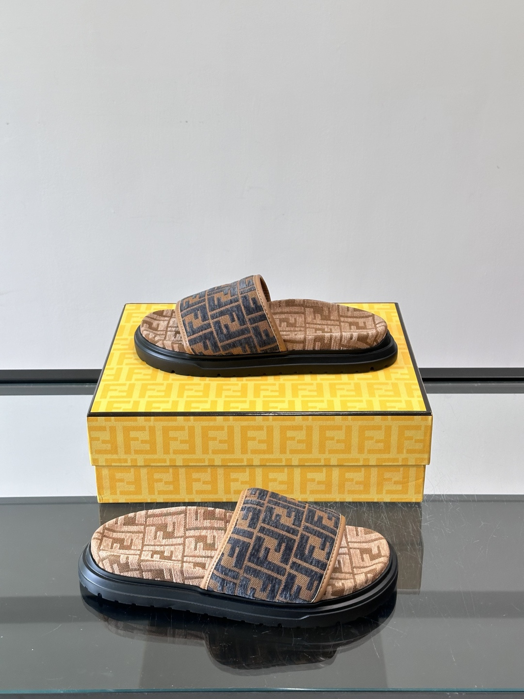 ✨Fendi FF图案拖鞋，经典FF标志设计，品牌辨识度超高！鞋面采用织物材质，低调配色，舒适又时髦。黑