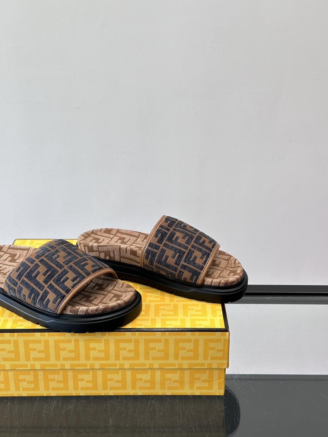 ✨Fendi FF图案拖鞋，经典FF标志设计，品牌辨识度超高！鞋面采用织物材质，低调配色，舒适又时髦。黑