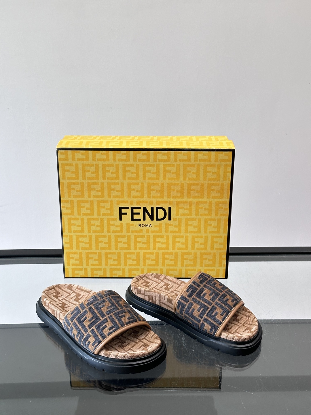 ✨Fendi FF图案拖鞋，经典FF标志设计，品牌辨识度超高！鞋面采用织物材质，低调配色，舒适又时髦。黑