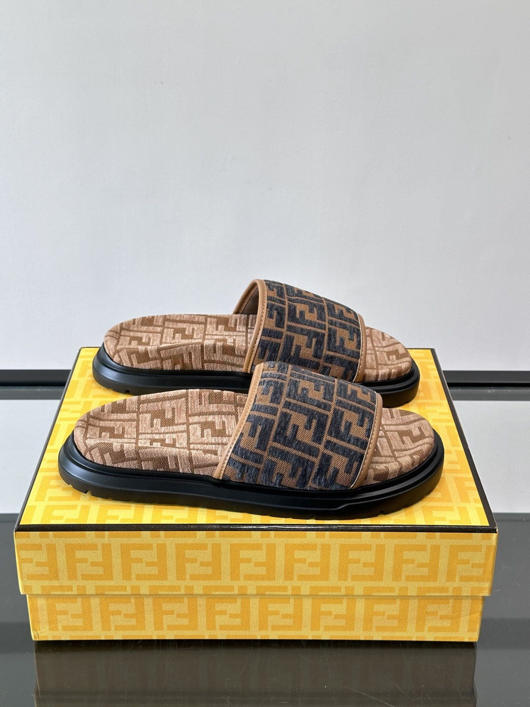 ✨Fendi FF图案拖鞋，经典FF标志设计，品牌辨识度超高！鞋面采用织物材质，低调配色，舒适又时髦。黑