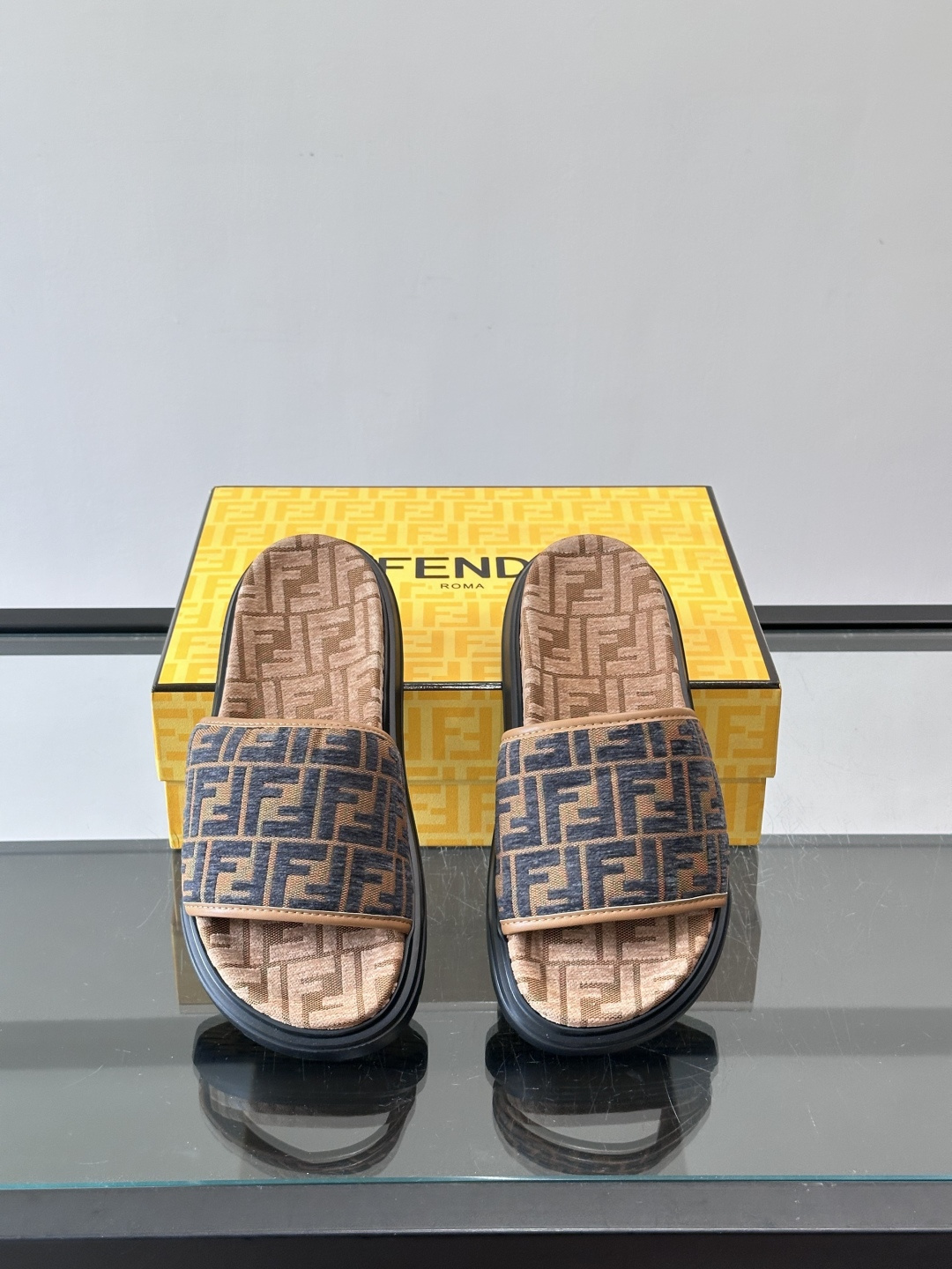 ✨Fendi FF图案拖鞋，经典FF标志设计，品牌辨识度超高！鞋面采用织物材质，低调配色，舒适又时髦。黑