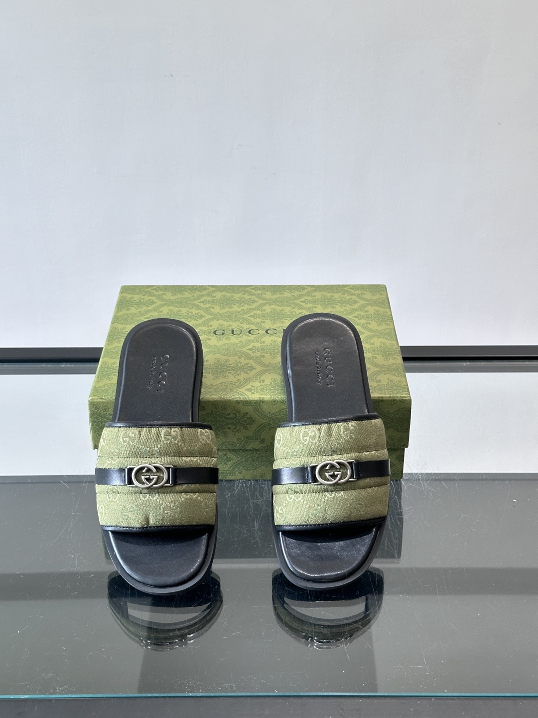 🖤古驰GG SuPreme系列拖鞋，采用品牌标志性GG SuPreme帆布，经典双G图案超有辨识度！鞋面