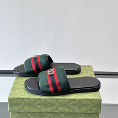 ✨Gucci GG男士休闲凉拖,经典红绿Web织带+双G金属徽标,品牌辨识度超高!鞋面织物材质,鞋底橡胶 ✨Gucci GG男士休闲凉拖,经典红绿Web织带+双G金属徽标,品牌辨识度超高!鞋面织物材质,鞋底橡胶