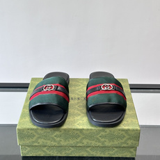 ✨Gucci GG男士休闲凉拖,经典红绿Web织带+双G金属徽标,品牌辨识度超高!鞋面织物材质,鞋底橡胶 ✨Gucci GG男士休闲凉拖,经典红绿Web织带+双G金属徽标,品牌辨识度超高!鞋面织物材质,鞋底橡胶