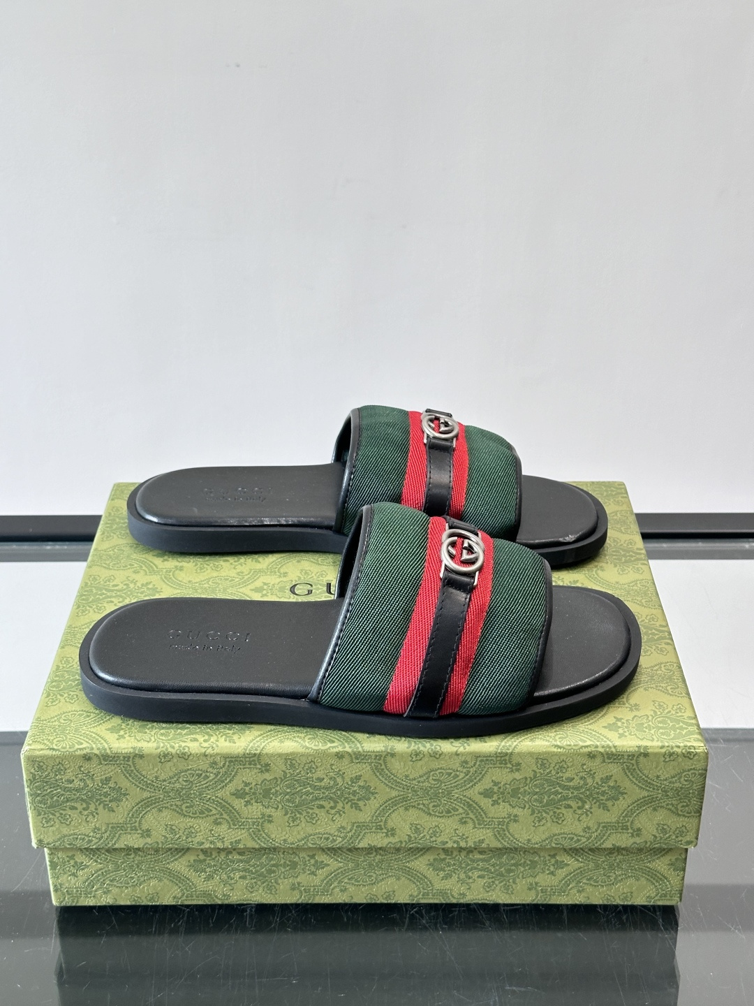 ✨Gucci GG男士休闲凉拖，经典红绿Web织带+双G金属徽标，品牌辨识度超高！鞋面织物材质，鞋底橡胶