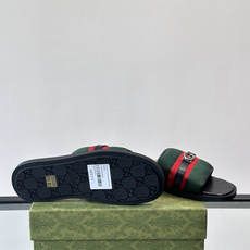 ✨Gucci GG男士休闲凉拖,经典红绿Web织带+双G金属徽标,品牌辨识度超高!鞋面织物材质,鞋底橡胶 ✨Gucci GG男士休闲凉拖,经典红绿Web织带+双G金属徽标,品牌辨识度超高!鞋面织物材质,鞋底橡胶