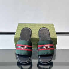 ✨Gucci GG男士休闲凉拖,经典红绿Web织带+双G金属徽标,品牌辨识度超高!鞋面织物材质,鞋底橡胶 ✨Gucci GG男士休闲凉拖,经典红绿Web织带+双G金属徽标,品牌辨识度超高!鞋面织物材质,鞋底橡胶