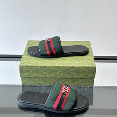 ✨Gucci GG男士休闲凉拖,经典红绿Web织带+双G金属徽标,品牌辨识度超高!鞋面织物材质,鞋底橡胶 ✨Gucci GG男士休闲凉拖,经典红绿Web织带+双G金属徽标,品牌辨识度超高!鞋面织物材质,鞋底橡胶