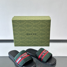 ✨Gucci GG男士休闲凉拖,经典红绿Web织带+双G金属徽标,品牌辨识度超高!鞋面织物材质,鞋底橡胶 ✨Gucci GG男士休闲凉拖,经典红绿Web织带+双G金属徽标,品牌辨识度超高!鞋面织物材质,鞋底橡胶