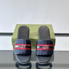 ✨Gucci GG男士休闲凉拖,经典红绿Web织带+双G金属徽标,品牌辨识度超高!鞋面织物材质,鞋底橡胶 ✨Gucci GG男士休闲凉拖,经典红绿Web织带+双G金属徽标,品牌辨识度超高!鞋面织物材质,鞋底橡胶