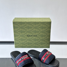 ✨Gucci GG男士休闲凉拖,经典红绿Web织带+双G金属徽标,品牌辨识度超高!鞋面织物材质,鞋底橡胶 ✨Gucci GG男士休闲凉拖,经典红绿Web织带+双G金属徽标,品牌辨识度超高!鞋面织物材质,鞋底橡胶