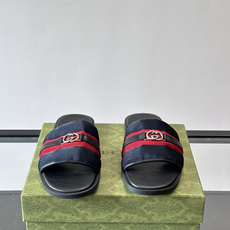 ✨Gucci GG男士休闲凉拖,经典红绿Web织带+双G金属徽标,品牌辨识度超高!鞋面织物材质,鞋底橡胶 ✨Gucci GG男士休闲凉拖,经典红绿Web织带+双G金属徽标,品牌辨识度超高!鞋面织物材质,鞋底橡胶