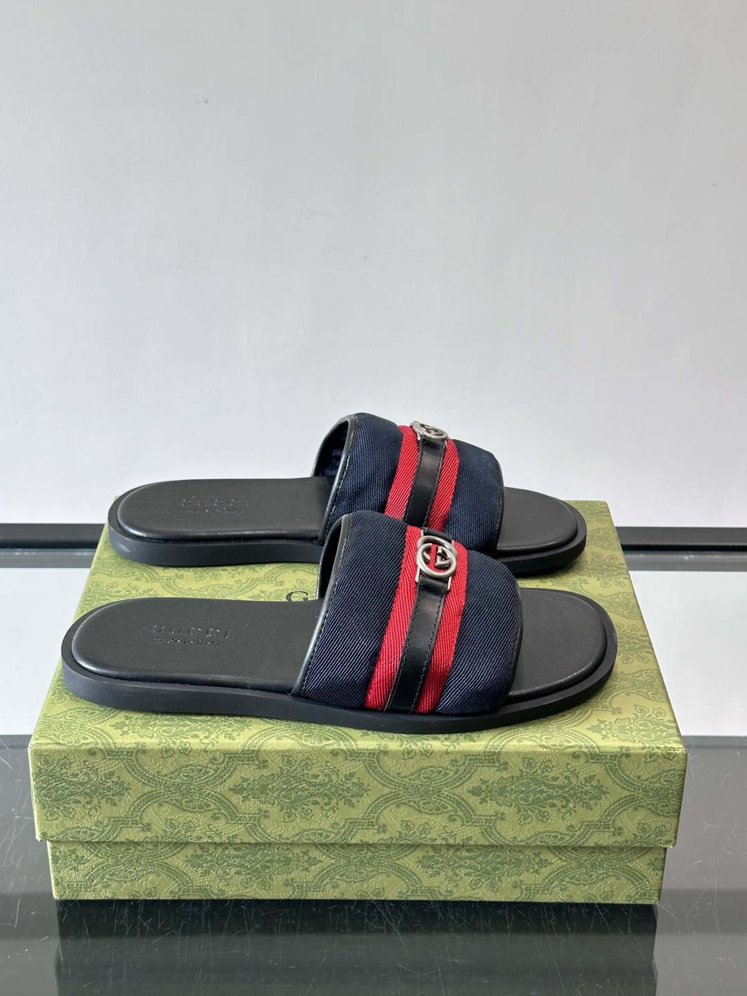 ✨Gucci GG男士休闲凉拖，经典红绿Web织带+双G金属徽标，品牌辨识度超高！鞋面织物材质，鞋底橡胶