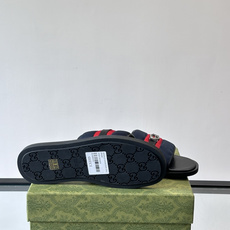 ✨Gucci GG男士休闲凉拖,经典红绿Web织带+双G金属徽标,品牌辨识度超高!鞋面织物材质,鞋底橡胶 ✨Gucci GG男士休闲凉拖,经典红绿Web织带+双G金属徽标,品牌辨识度超高!鞋面织物材质,鞋底橡胶