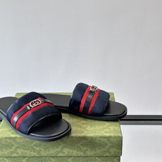 ✨Gucci GG男士休闲凉拖,经典红绿Web织带+双G金属徽标,品牌辨识度超高!鞋面织物材质,鞋底橡胶 ✨Gucci GG男士休闲凉拖,经典红绿Web织带+双G金属徽标,品牌辨识度超高!鞋面织物材质,鞋底橡胶