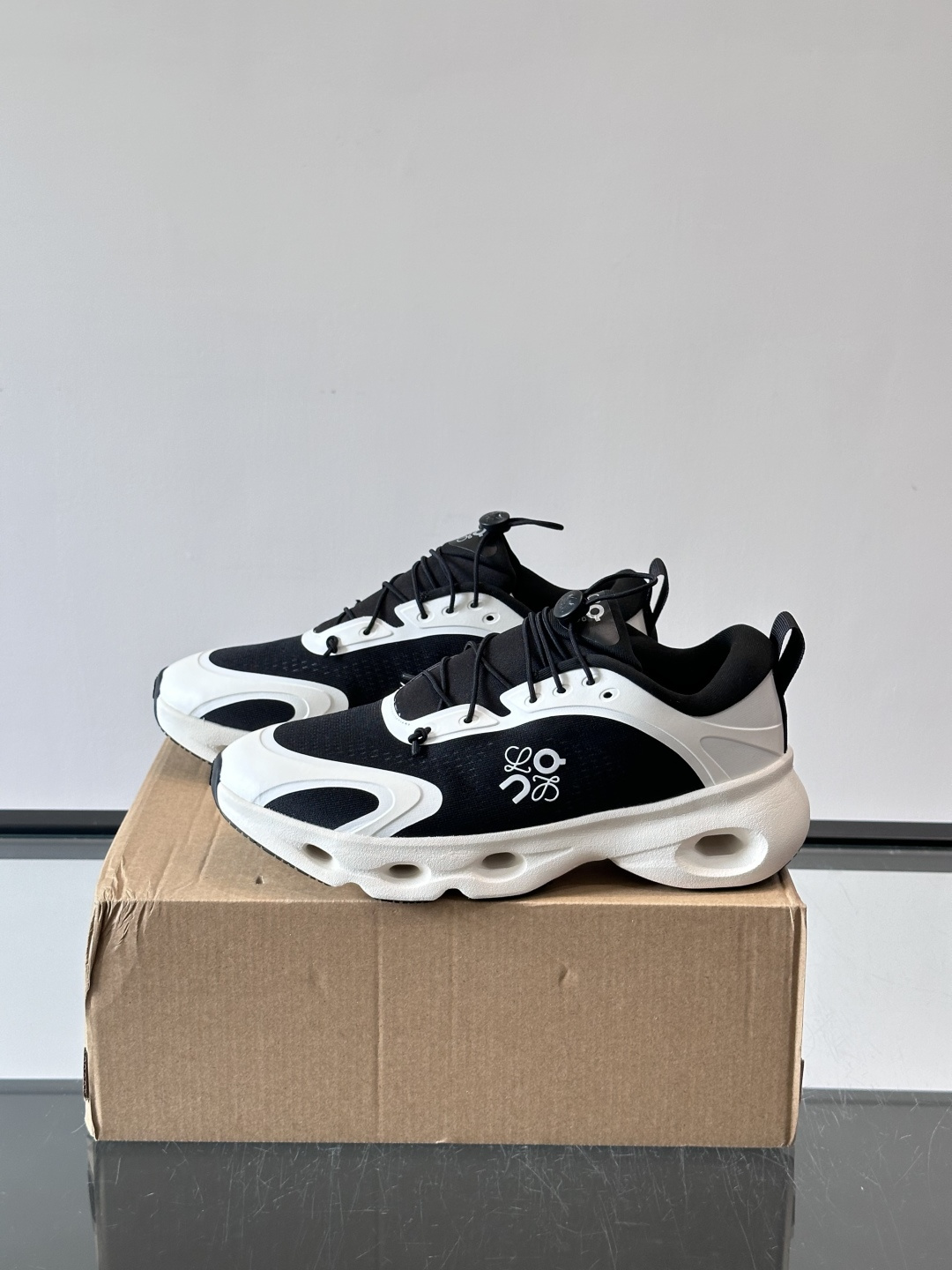 👟Loewe和On联名的Citywave运动鞋，黑白配色超百搭，鞋面透气网布➕牛皮革，轻便又舒适。厚底设
