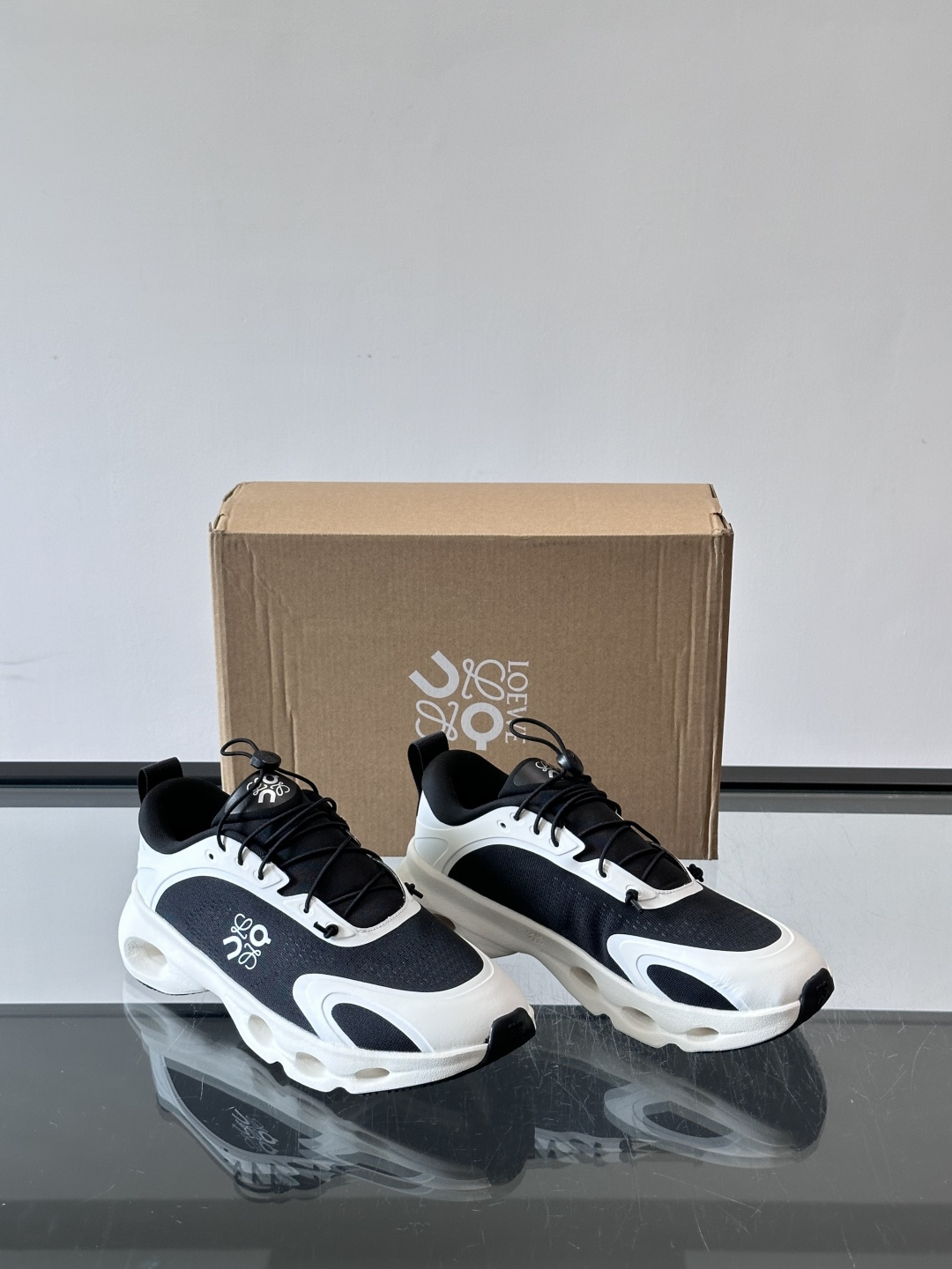 👟Loewe和On联名的Citywave运动鞋，黑白配色超百搭，鞋面透气网布➕牛皮革，轻便又舒适。厚底设