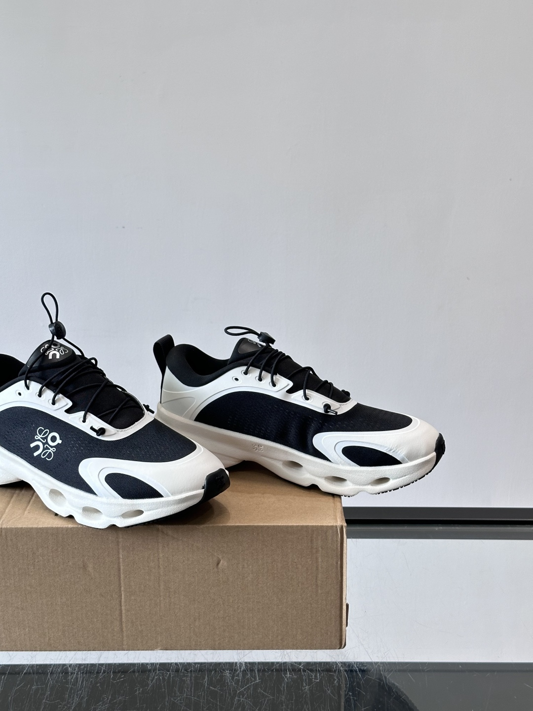 👟Loewe和On联名的Citywave运动鞋，黑白配色超百搭，鞋面透气网布➕牛皮革，轻便又舒适。厚底设