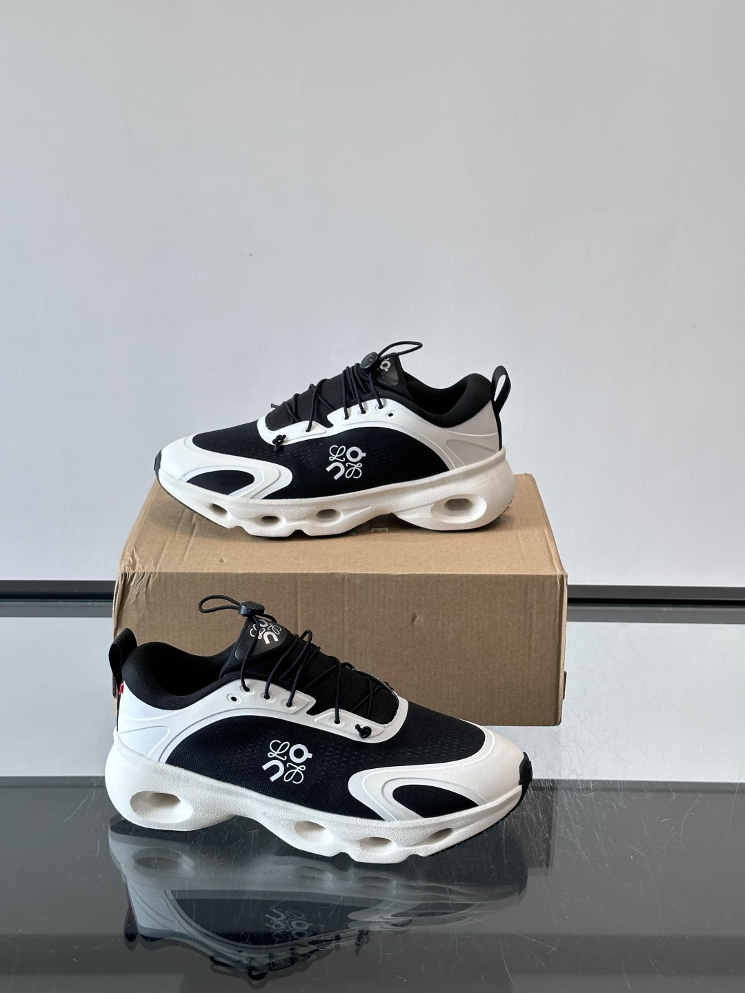 👟Loewe和On联名的Citywave运动鞋，黑白配色超百搭，鞋面透气网布➕牛皮革，轻便又舒适。厚底设