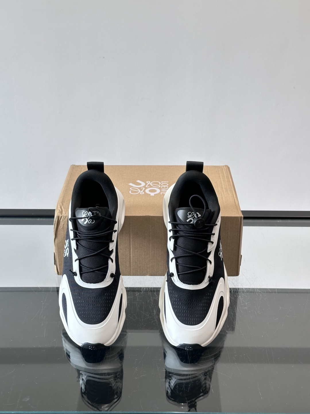 👟Loewe和On联名的Citywave运动鞋，黑白配色超百搭，鞋面透气网布➕牛皮革，轻便又舒适。厚底设