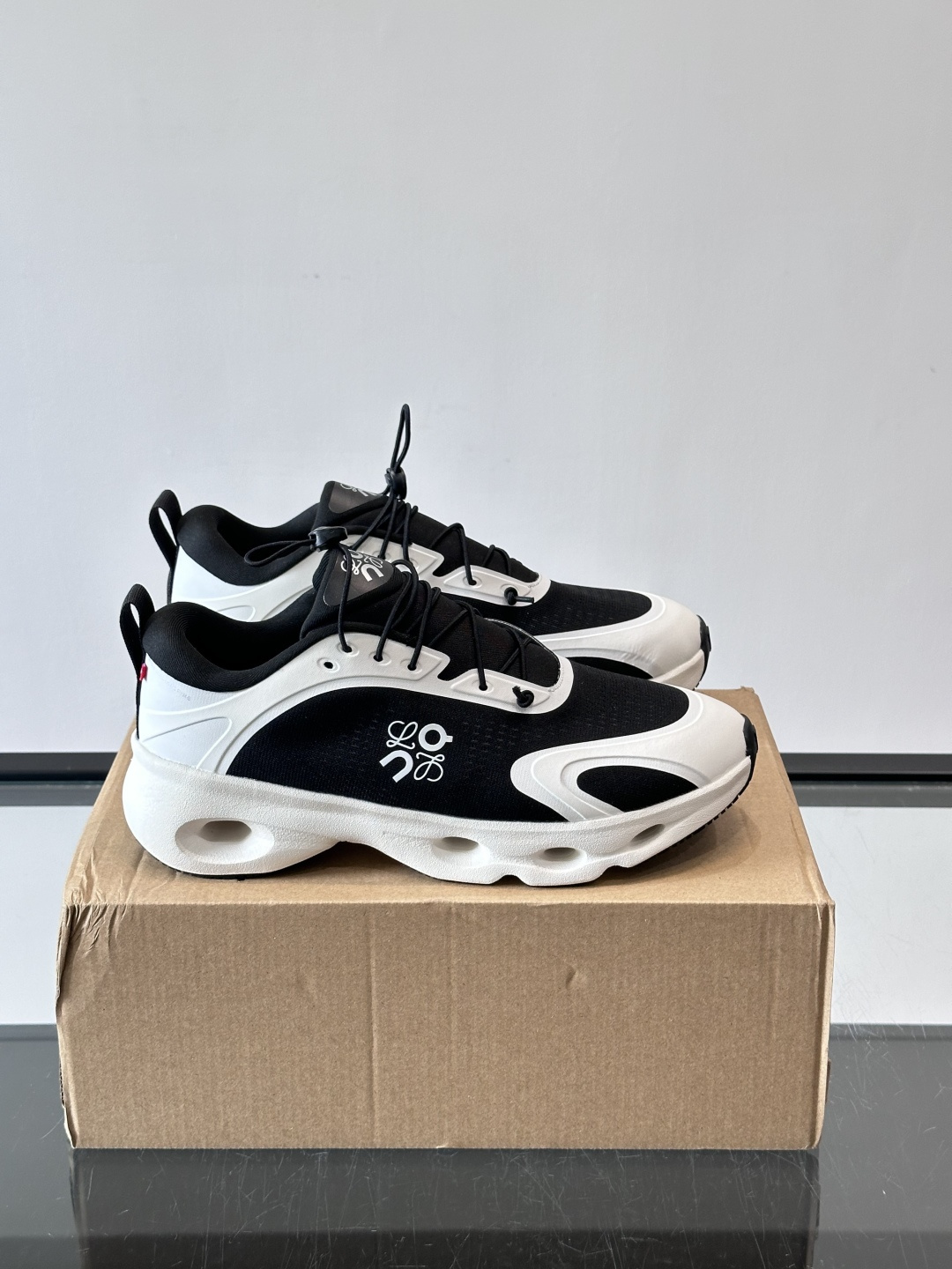 👟Loewe和On联名的Citywave运动鞋，黑白配色超百搭，鞋面透气网布➕牛皮革，轻便又舒适。厚底设